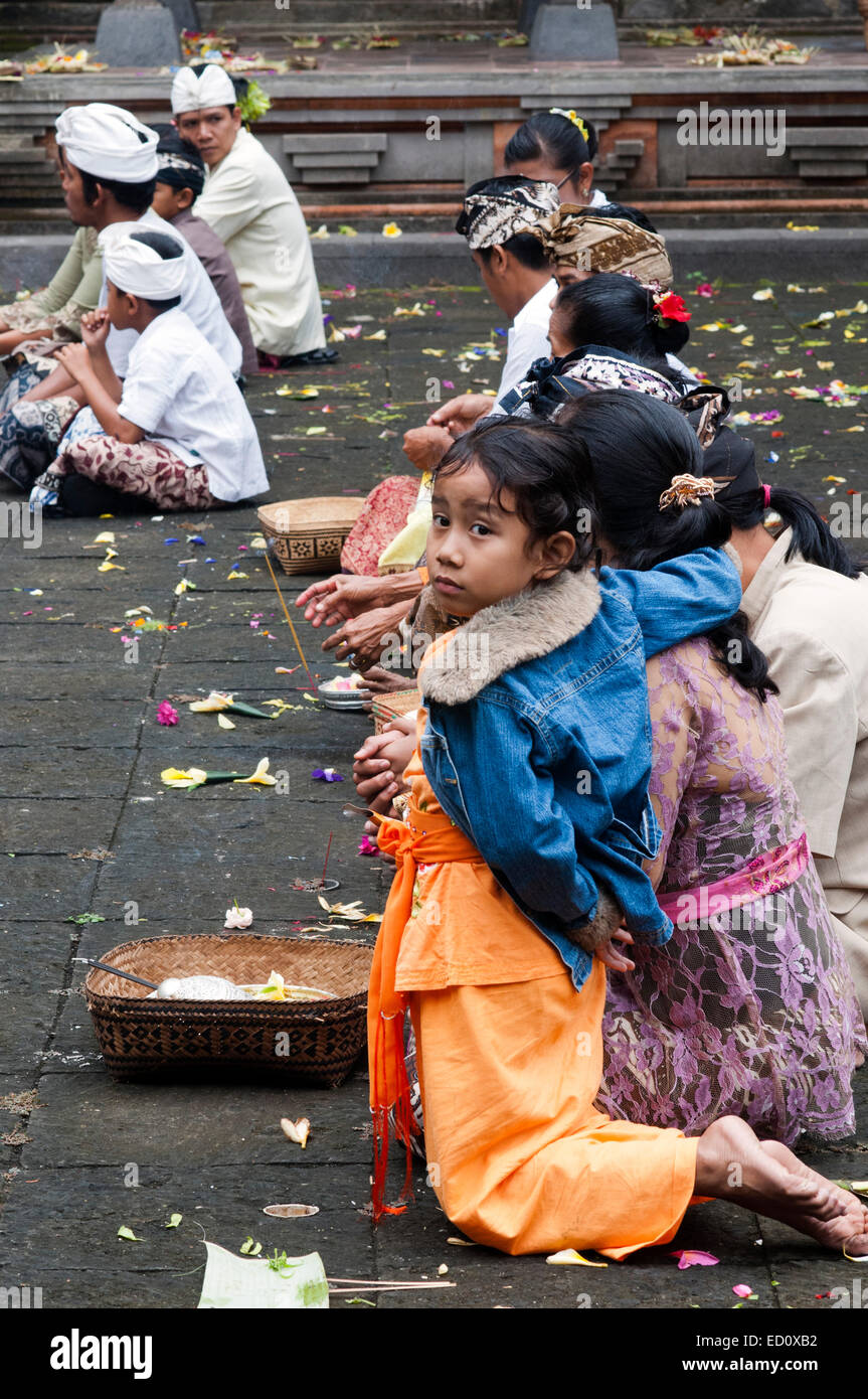Eine balinesische Familie betet zu PURA TIRTA EMPUL ein Hindu-Tempel Komplex und kalten Quellen - TAMPAKSIRING, BALI, Indonesien. Mehrere Menschen Stockfoto