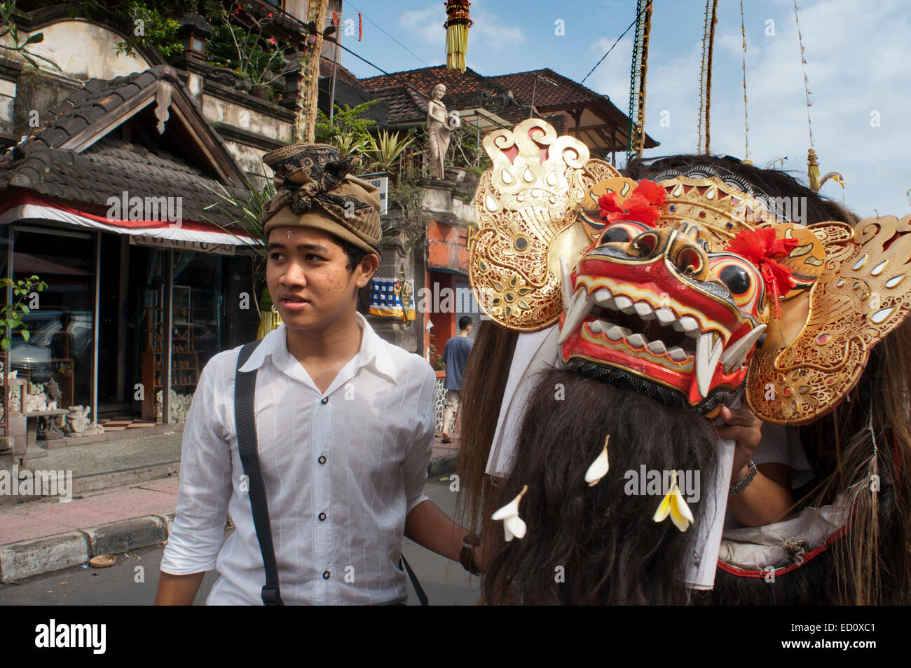 Mehrere Jugendliche spielen während der Feier des Galungan Musik durch die Straßen von Ubud. Galungan Festival, das wichtigste von Bali, symbolisiert den Sieg des Dramas (Tugend) über Adharma (böse). Während der Tage, die balinesischen Parade feiern auf der ganzen Insel geschmückt mit langen Bambusstäben (Penjor) dekoriert mit Ähren, Kokosnuss, Reiskuchen und Muffins sowie weiße oder gelbe Stoffe dauern, Früchte Blumen. Dieses Festival wird alle 210 Tage gefeiert. Ubud. Bali. Stockfoto