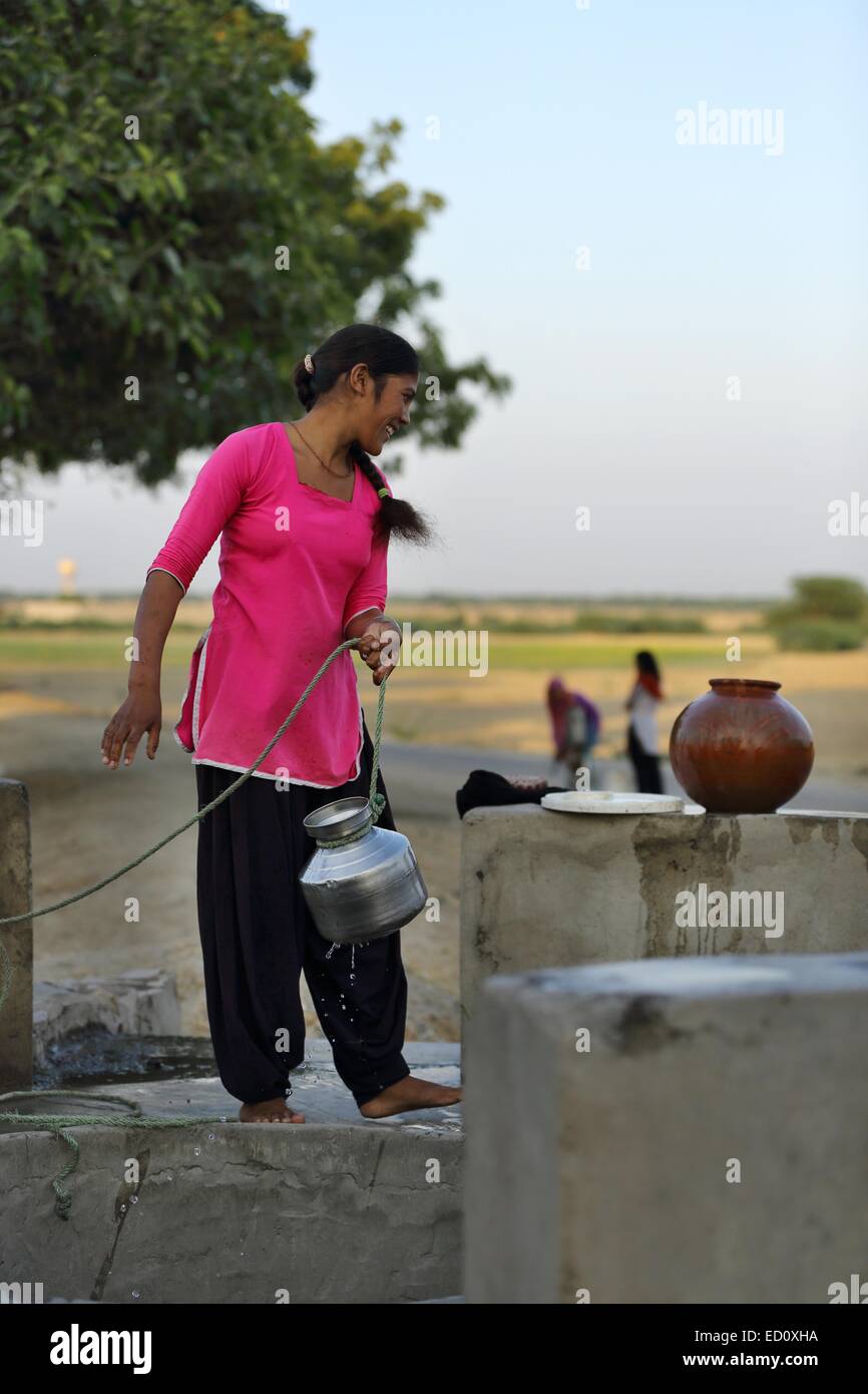 Indische Mädchen tragen einen Topf mit Wasser Indien Stockfoto