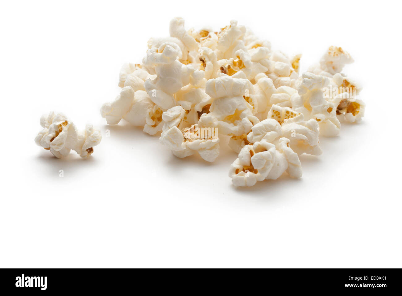 Popcorn auf dem weißen Hintergrund isoliert Stockfoto