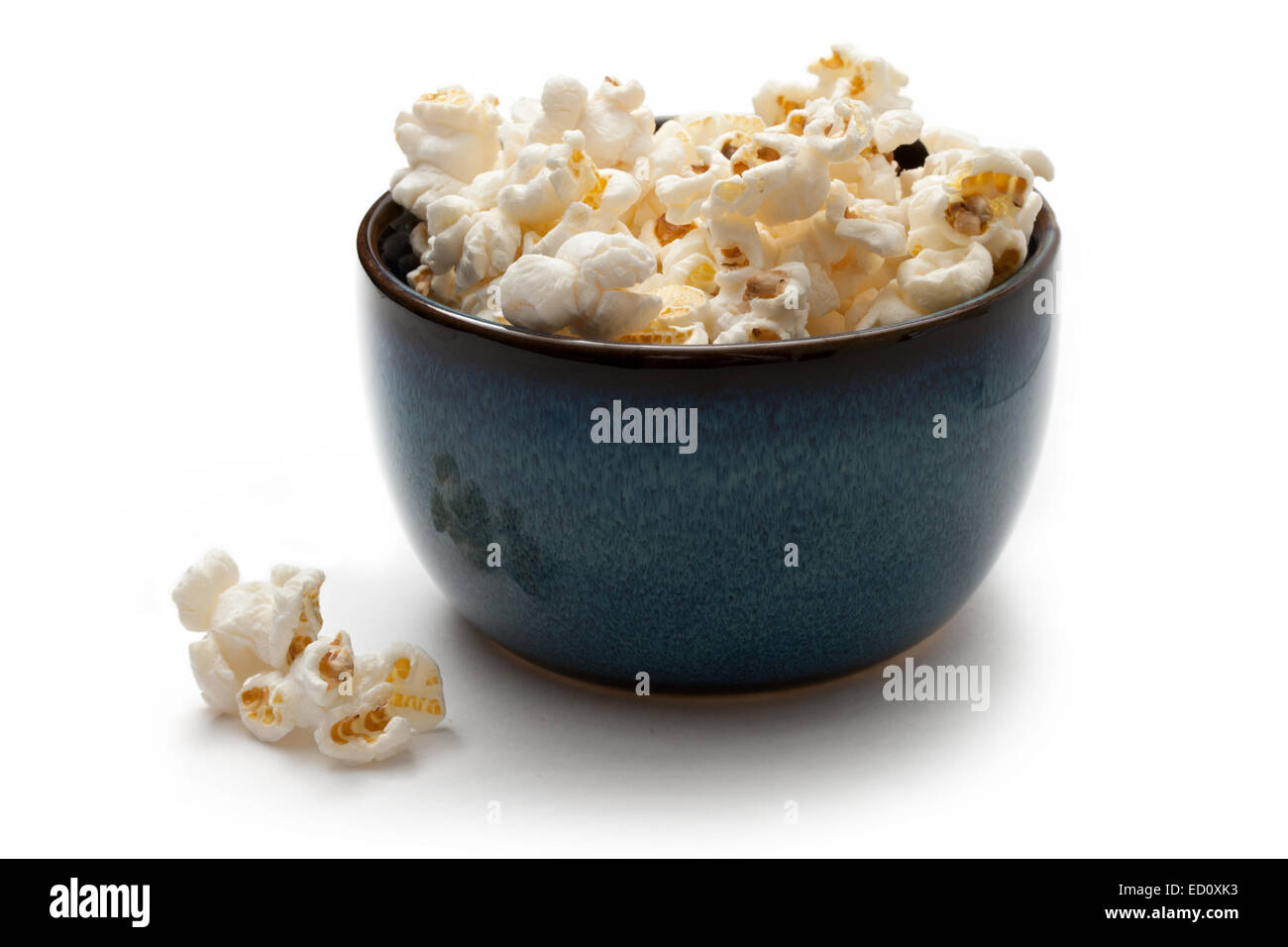 Popcorn auf dem weißen Hintergrund isoliert Stockfoto