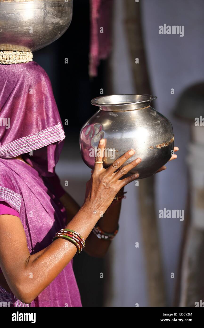 Indische Frau, die einen Topf mit Wasser Indien Stockfoto