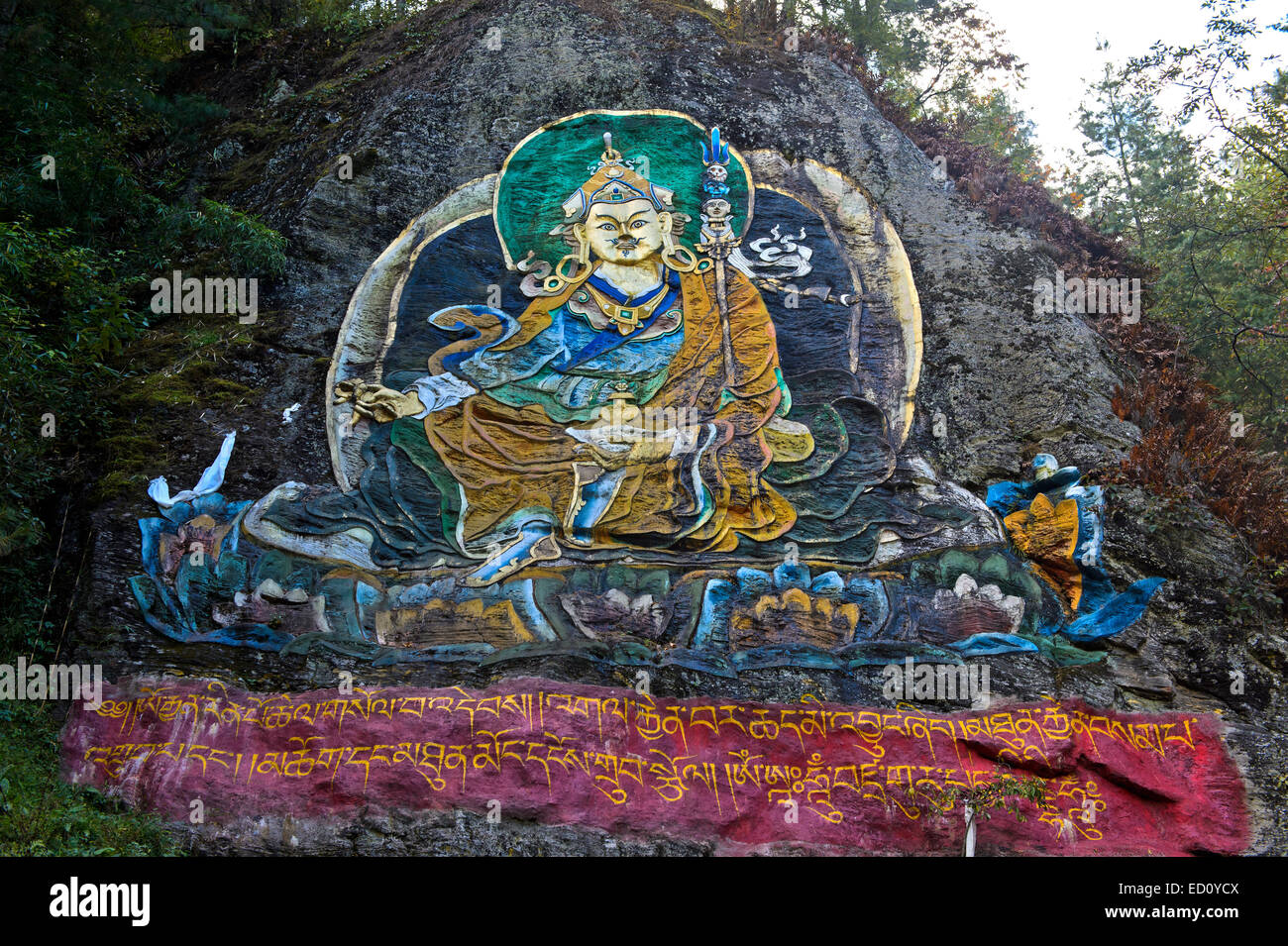 Gemälde von Guru Rinpoche oder Padmasambhava auf einem Felsen in der Nähe von Thimphu, Bhutan Stockfoto