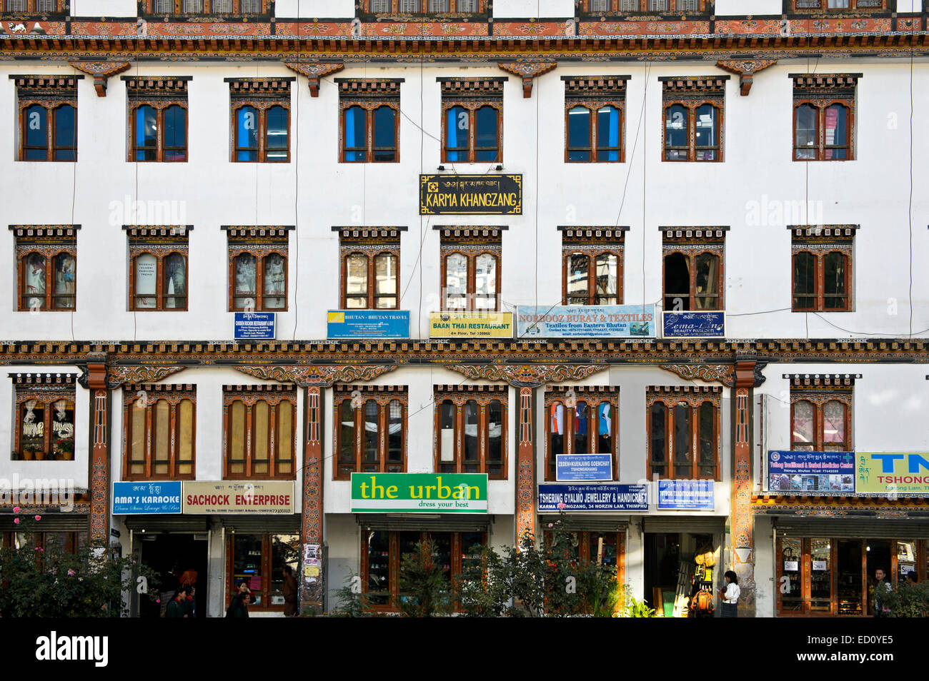 Vorne ein Geschäftshaus mit Shop anmeldet Te Hauptstraße von Thimphu, Bhutan Stockfoto