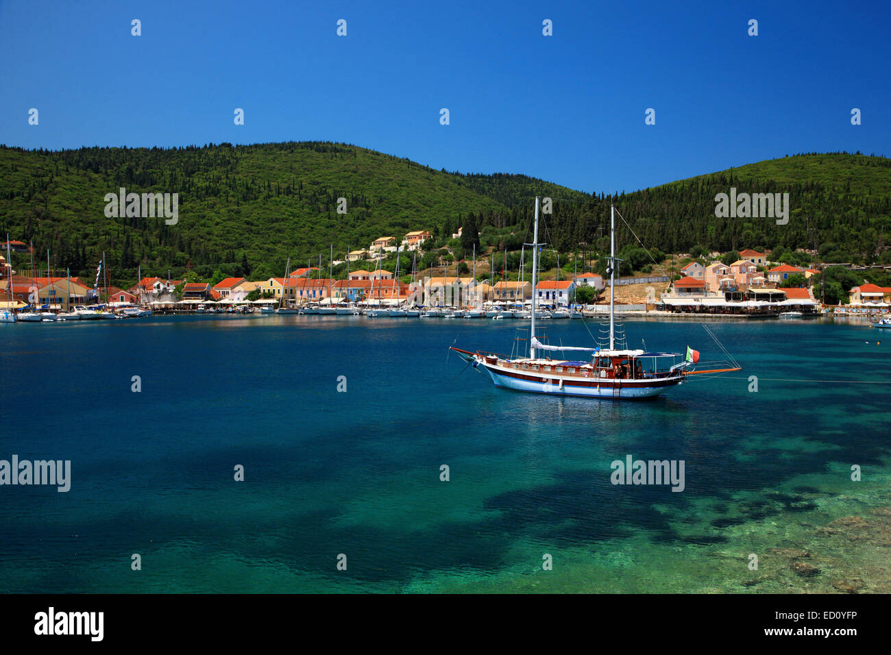 Insel Kefalonia, Griechenland. Teilansicht von Fiskardo Dorf eines der schönsten der Insel, der Skipper Lieblings. Stockfoto