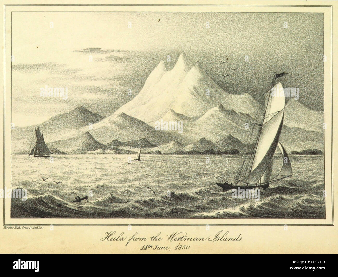 Eine Illustration aus dem Jahr 1850 mit dem Titel „Hecla from the Westman Islands“ zeigt den Vulkan Hecla in Island, von den nahe gelegenen Westman Islands aus gesehen. Stockfoto