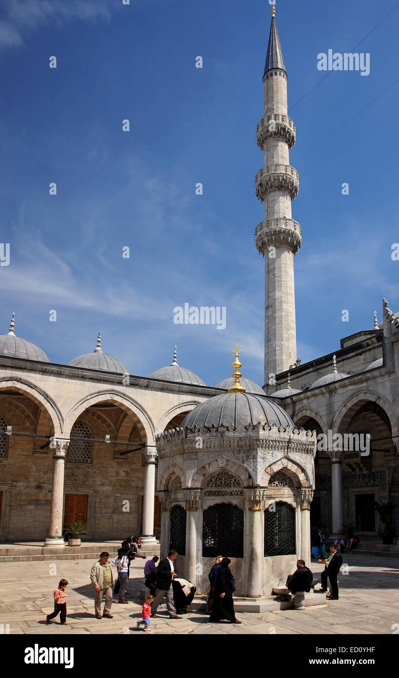 Muslime, die Durchführung der Waschungen am schönen Brunnen der Yeni Camii ("neue Moschee"), Istanbul, Türkei. Stockfoto