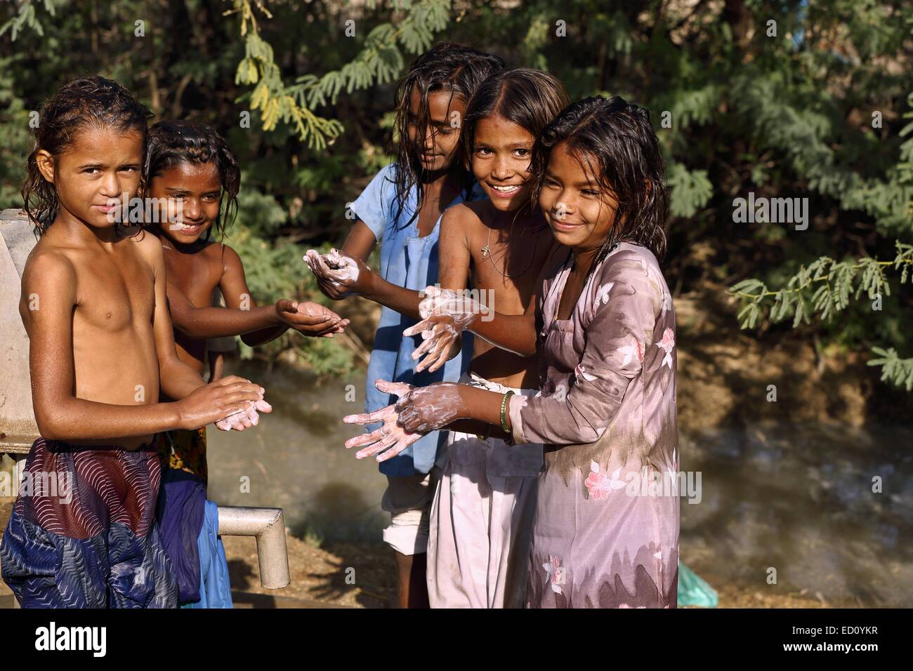 Indische Mädchen Händewaschen mit Seife Indien Stockfoto