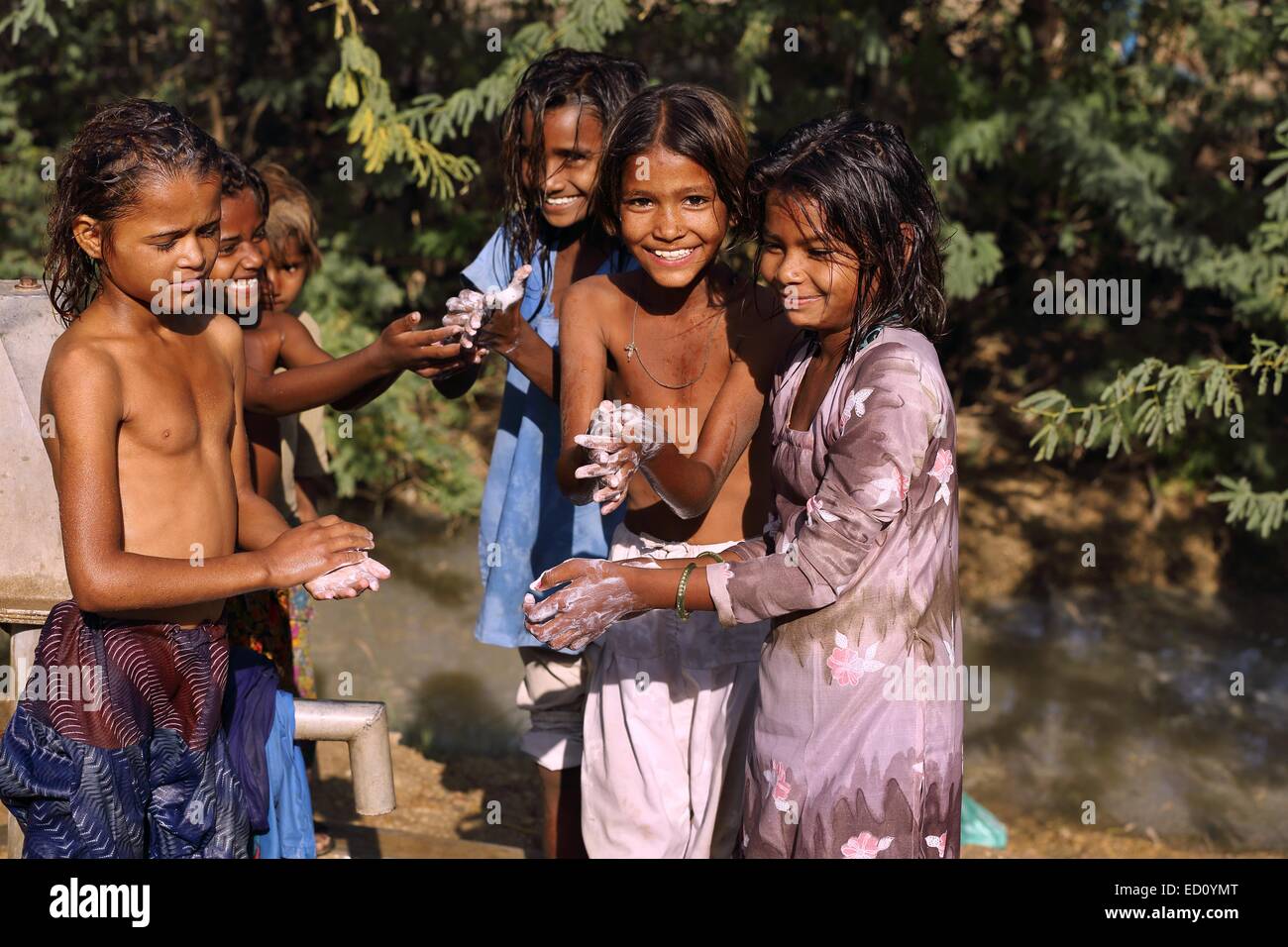 Indische Mädchen Händewaschen mit Seife Indien Stockfoto
