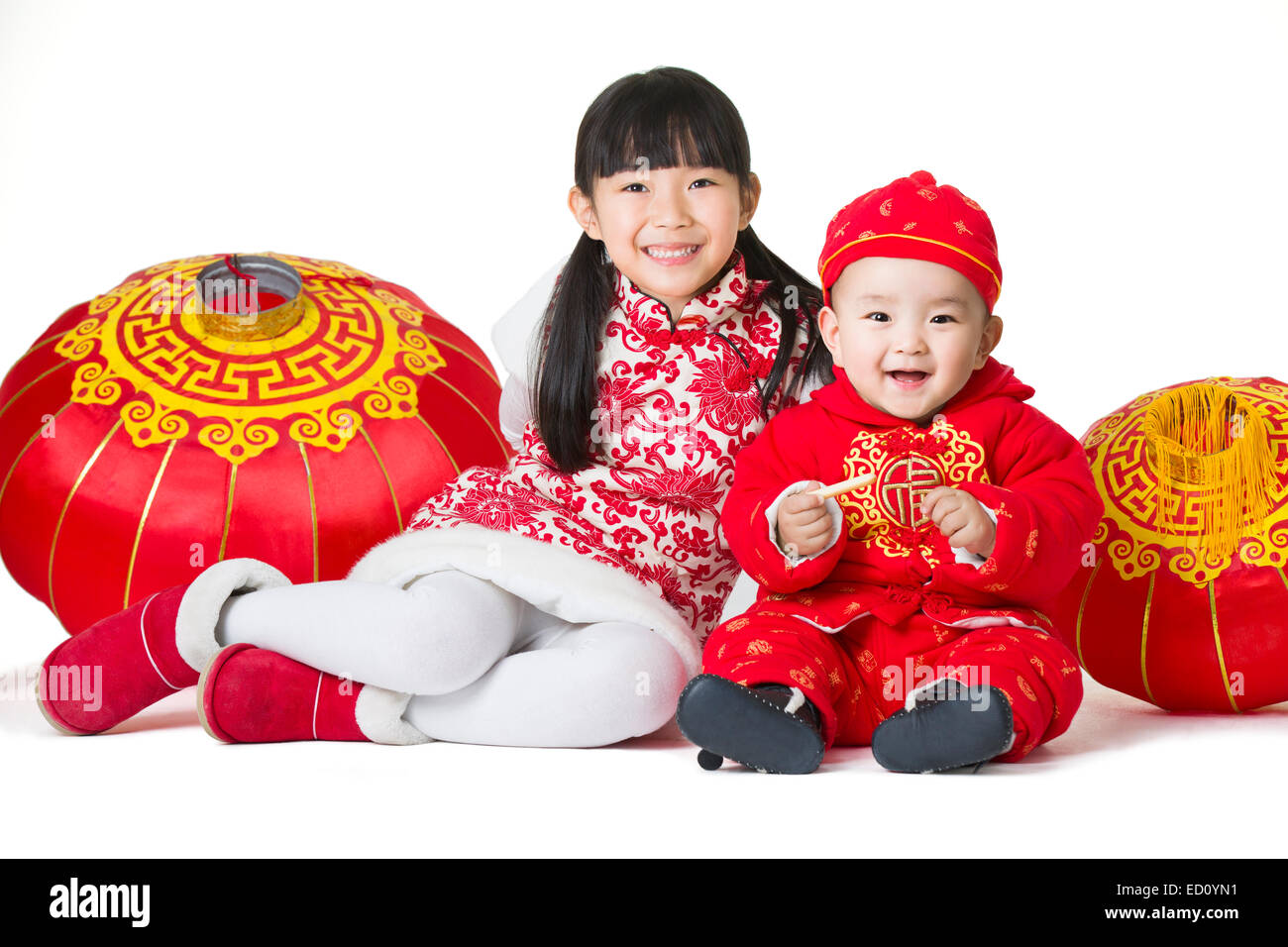 Schwester und Bruder mit traditionellen Laternen Stockfoto