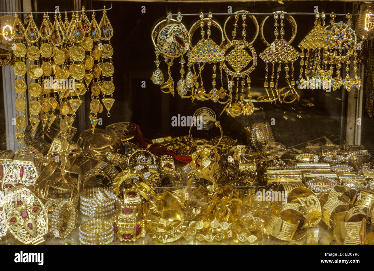 Kuwait März 1972.  Goldschmuck in einem Juwelier Fenster hängen. Stockfoto
