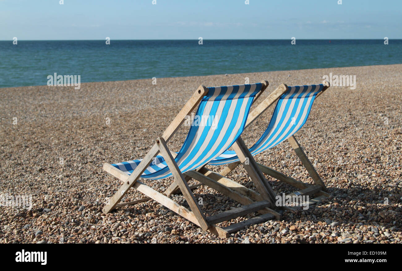 Leere Liegestühle am Strand von Brighton, England, Großbritannien Stockfoto