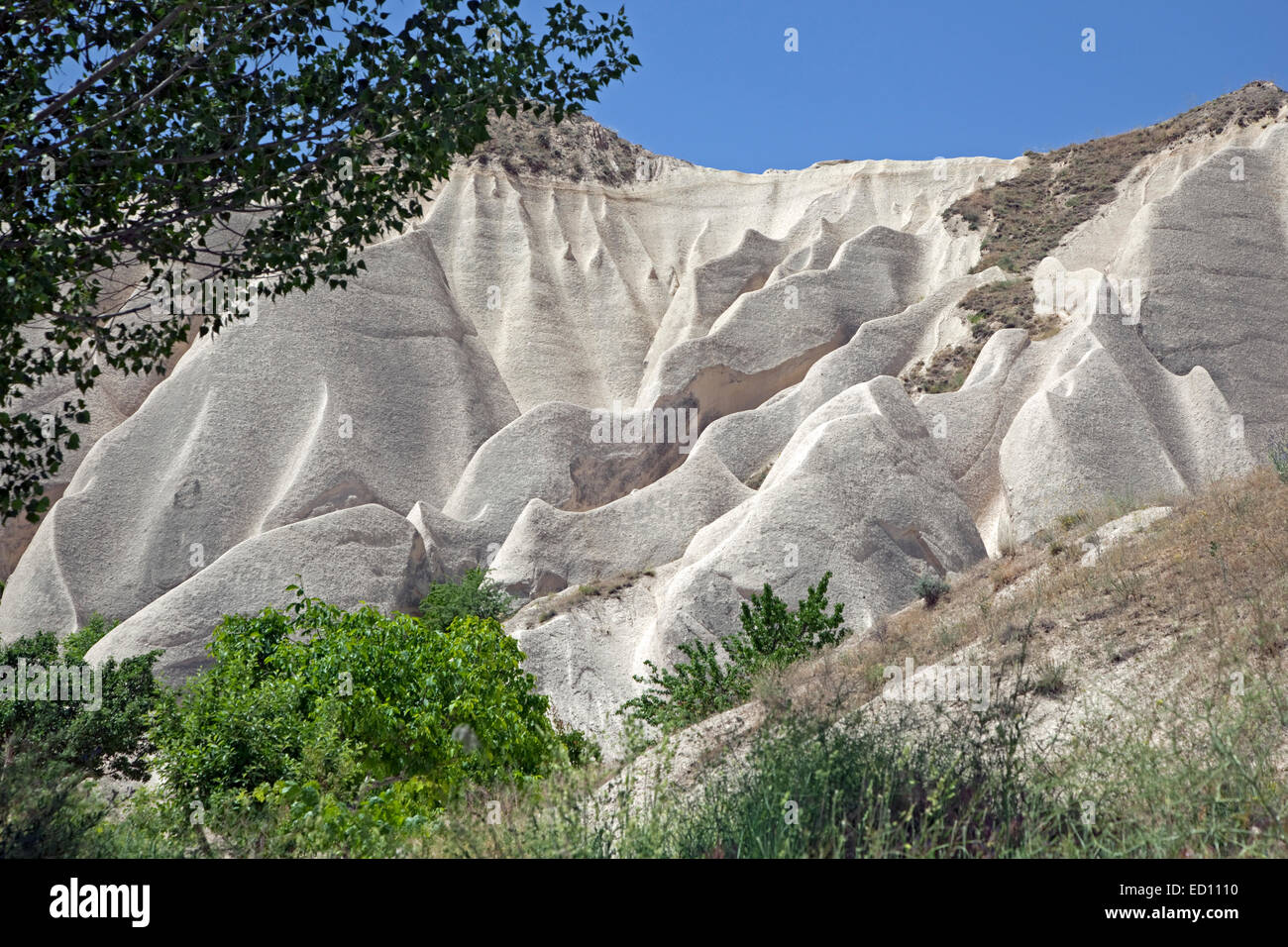 Rinnen in Wasser erodiert aus weißem Sandstein Felsformationen in Cappadocia in Zentral-Anatolien, Türkei Stockfoto