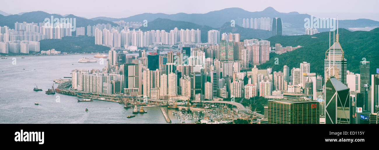 Blick auf Hongkong Victoria Harbour, mit Wolkenkratzern. Stockfoto