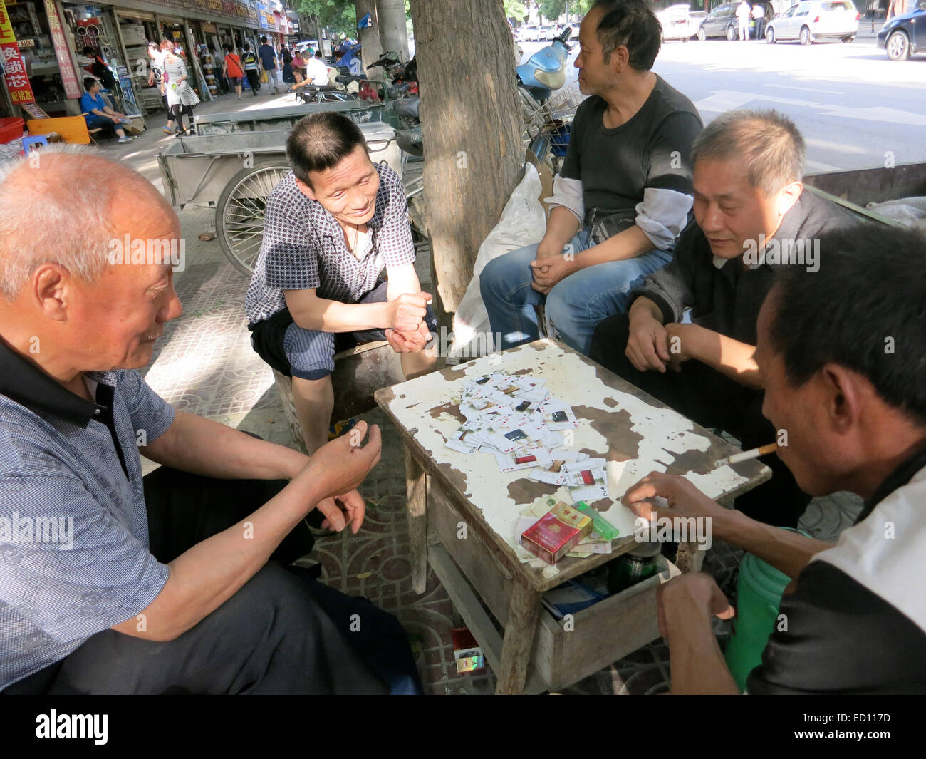 Chinesische Männer spielen Karten in der Straße Xian China Stockfoto