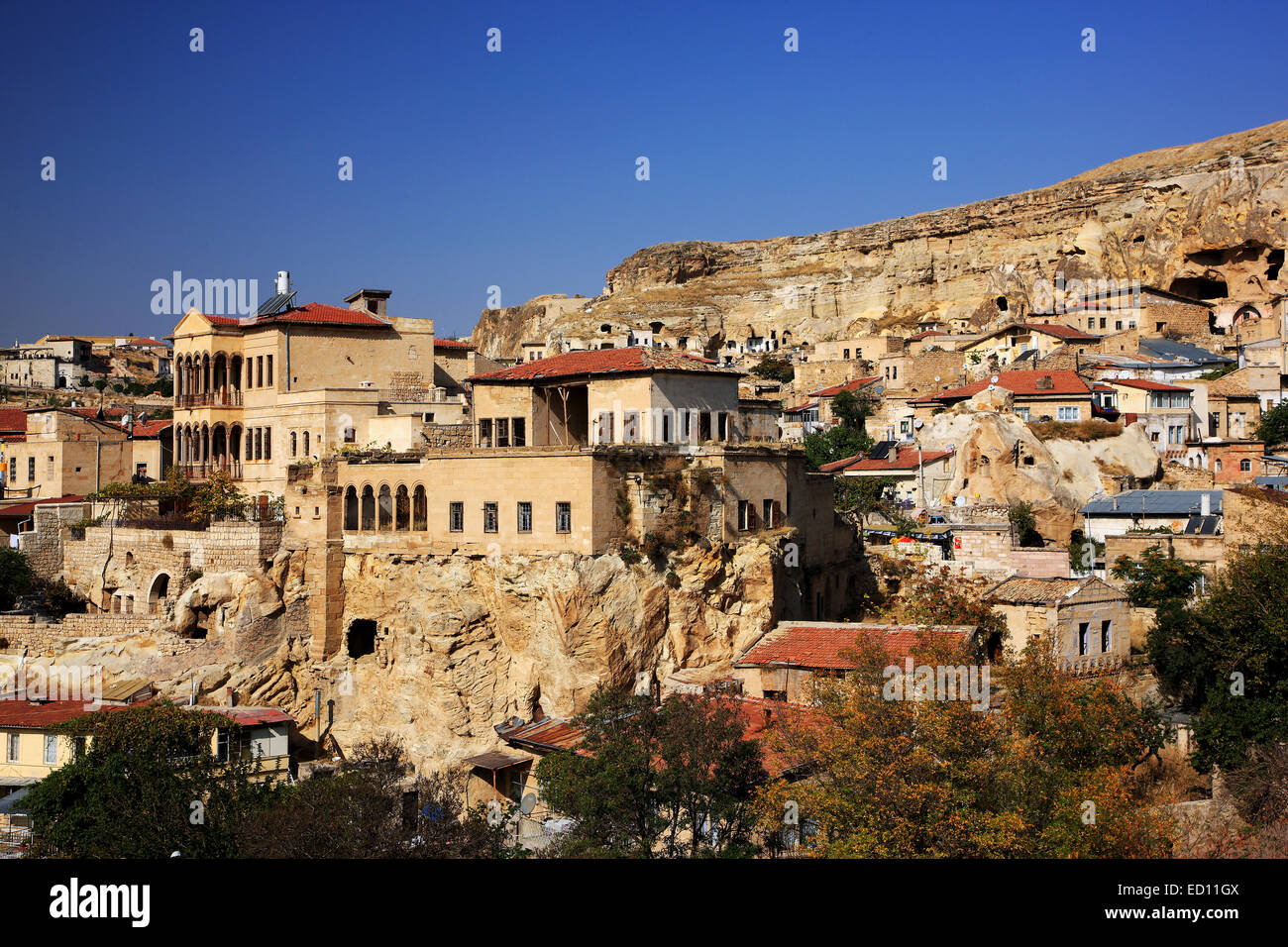 Foto von Ürgüp entfernt, wo man einige alte griechische Häuser sehen kann. Nevsehir, Kappadokien, Türkei. Stockfoto