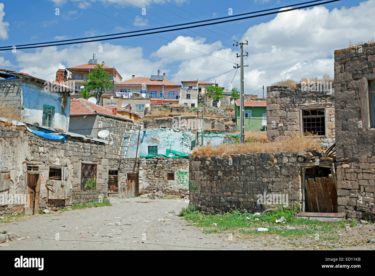 Straße mit Armenhäuser in türkischen Dorf in Zentral-Anatolien, Türkei Stockfoto