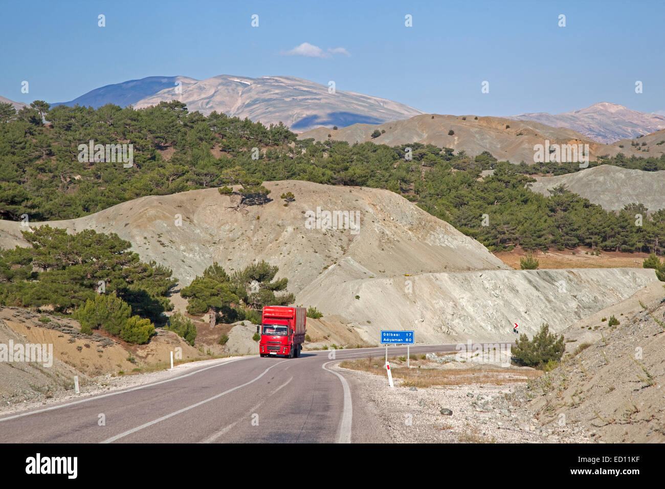 Rote LKW auf Autobahn in Zentral-Anatolien, Türkei Stockfoto