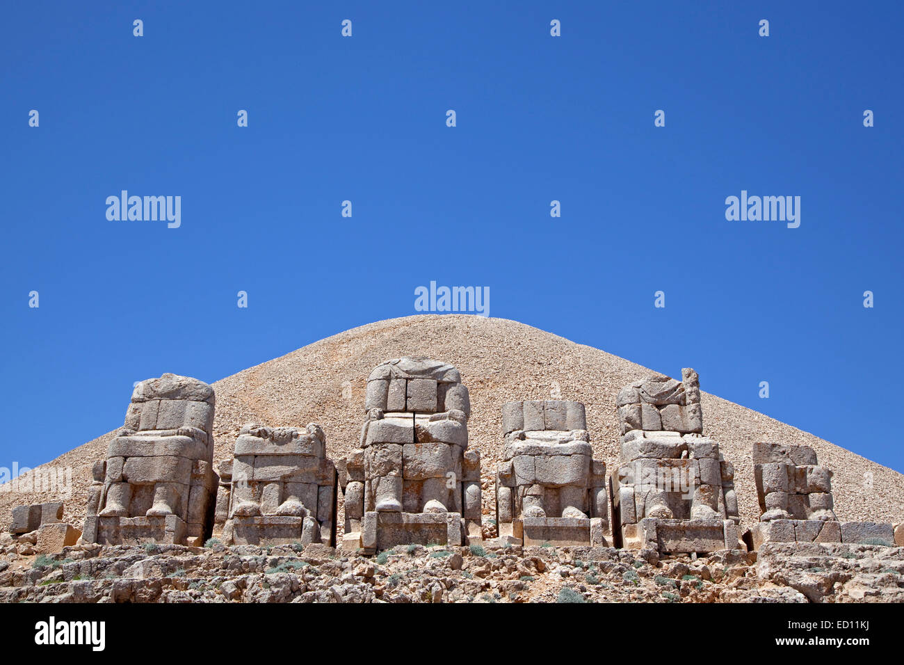 Statuen von thronen auf der Ostterrasse am Mount Nemrut gebrochen / Nemrud / Nemrut Dagi, Königsgrab in Adıyaman, Türkei Stockfoto
