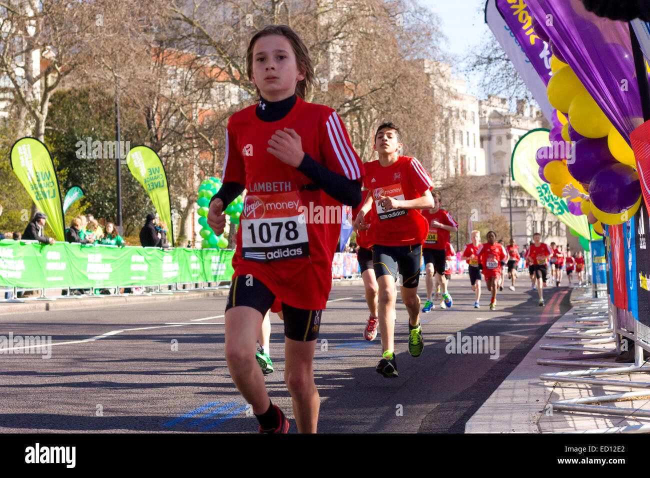 LONDON - 13.April: Unbekannte Kinder laufen den London-Marathon am 13. April 2013 in London, England, UK. Der Marathon ist ein Stockfoto