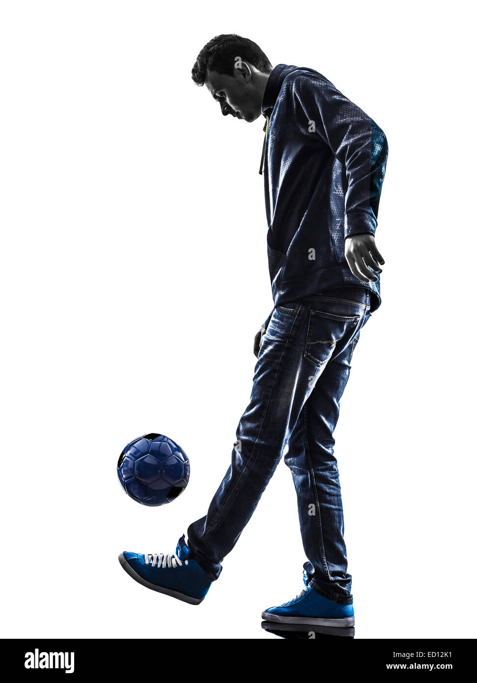 ein junger Mann Freestyler Fußballspieler in der Silhouette auf weißem Hintergrund Stockfoto