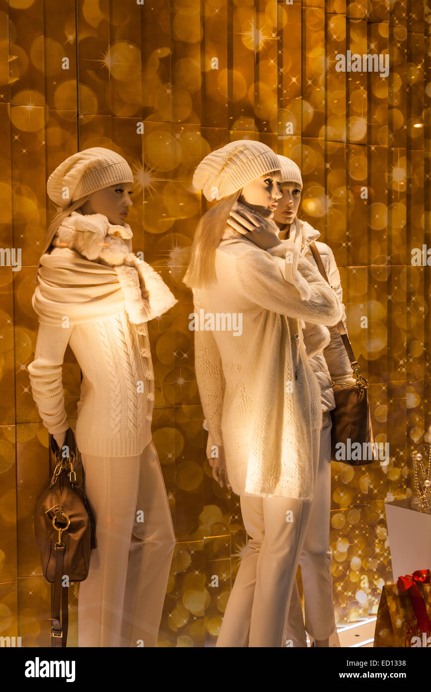 Drei Mannequins in einem Milan-Fenster anzeigen tragen weiße Kleidung Stockfoto