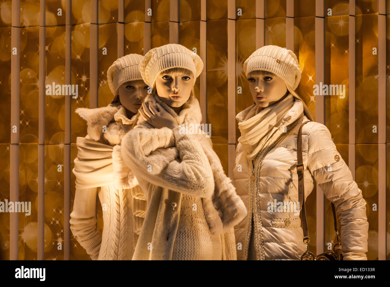 Drei Mannequins tragen weißen Kleidung in einem Milan-Fenster anzeigen Stockfoto