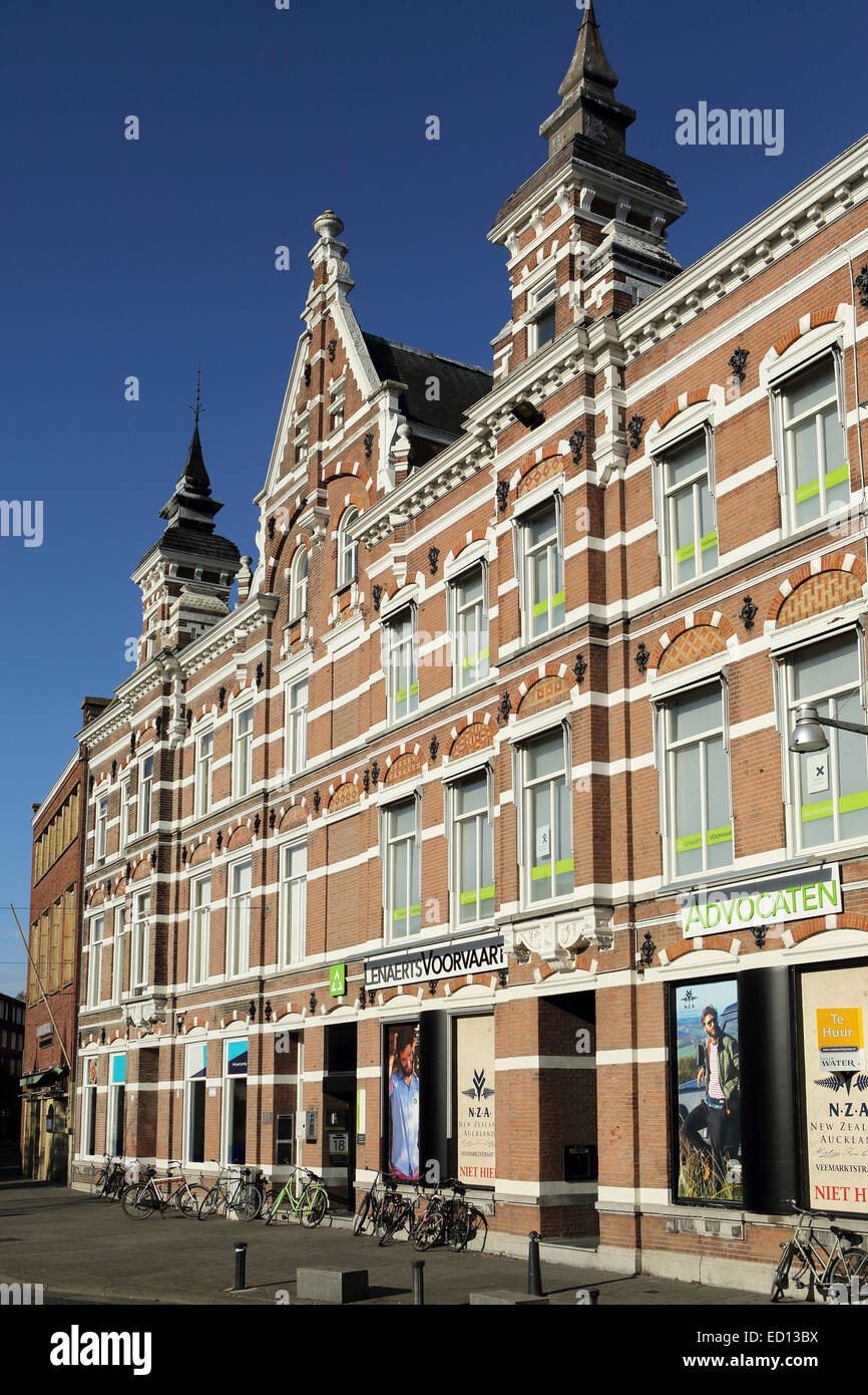 Eine kunstvolle Mauerwerk-Fassade an Van Coothplein in Breda, Niederlande. Das Gebäude beherbergt eine Kanzlei. Stockfoto