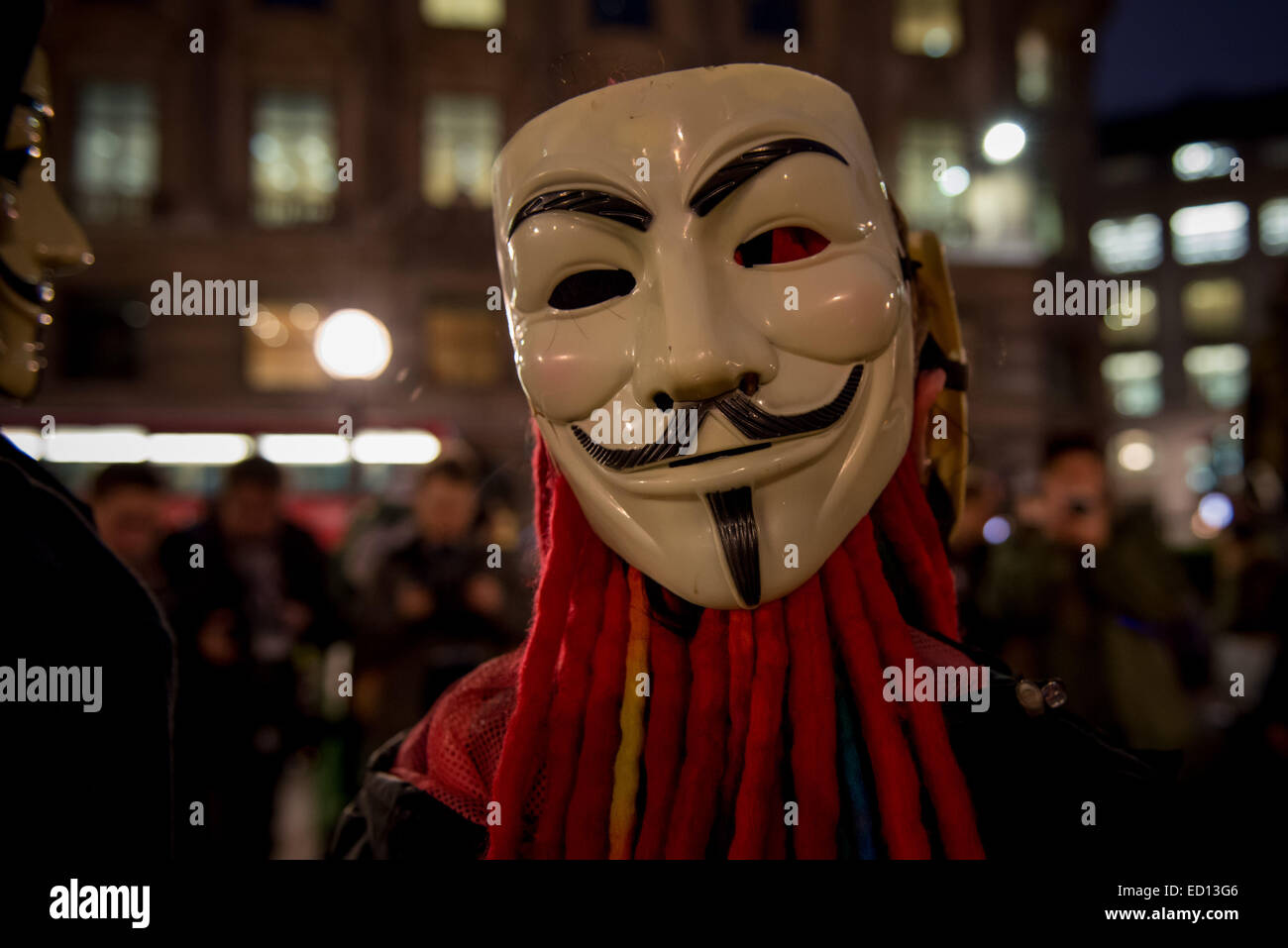 London, UK. 23. Dezember 2014. Maskierte '' Anonymous'' Mitglieder marschieren Trog London an die BBC-zentrale, den Sender für seine '' voreingenommen '' reporting und die Beherbergung von mutmaßlichen pädophilen Jimmy Savile zuzuschlagen. Untersuchung ist für den dritten Zeit- und befeuerten Spekulationen verzögert, dass der Bericht der BBC '' heftige Turbulenzen '' bereiten wird. Bildnachweis: Velar Grant/ZUMA Wire/ZUMAPRESS.com/Alamy Live-Nachrichten Stockfoto