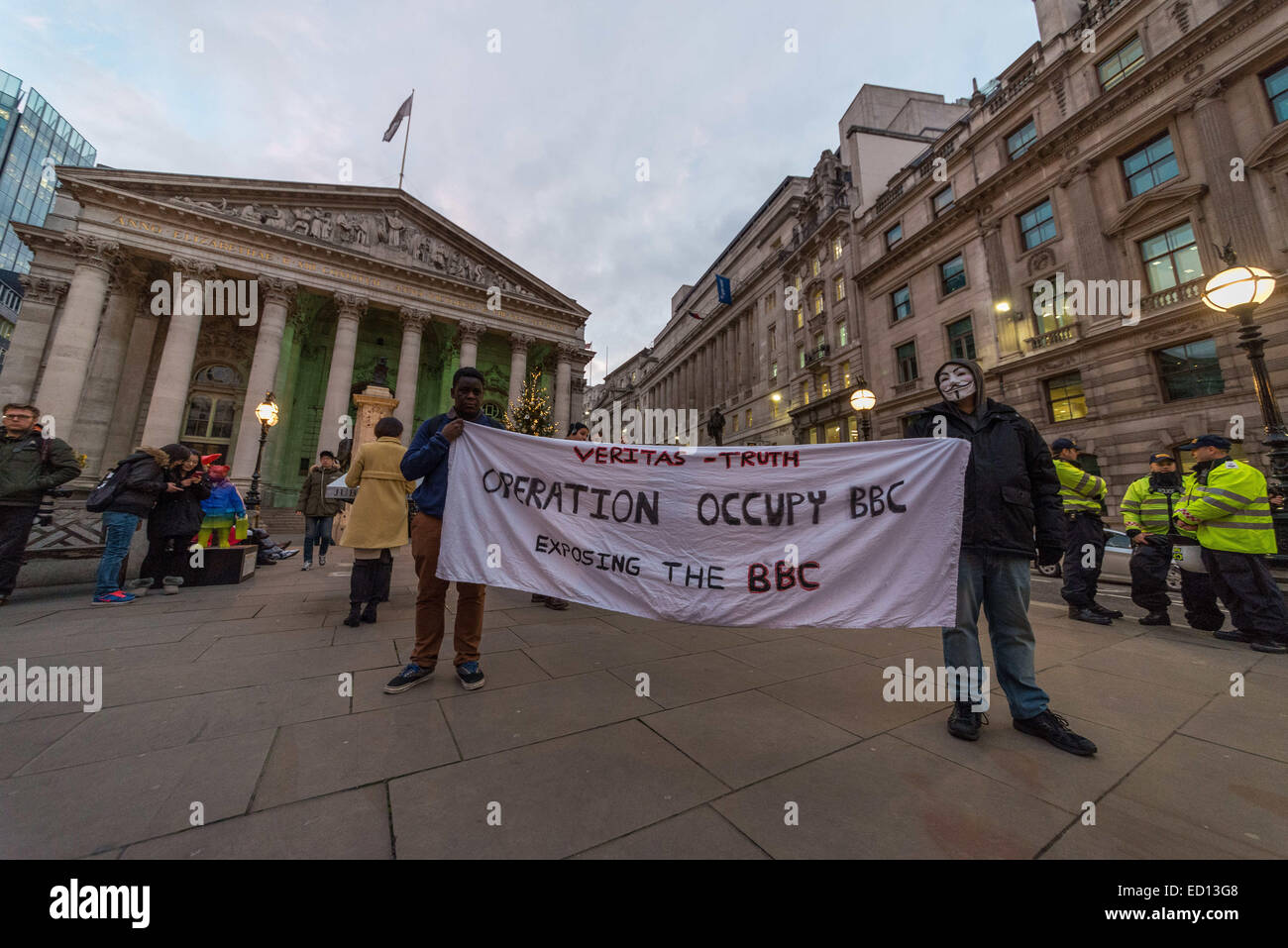 London, UK. 23. Dezember 2014. Maskierte '' Anonymous'' Mitglieder marschieren Trog London an die BBC-zentrale, den Sender für seine '' voreingenommen '' reporting und die Beherbergung von mutmaßlichen pädophilen Jimmy Savile zuzuschlagen. Untersuchung ist für den dritten Zeit- und befeuerten Spekulationen verzögert, dass der Bericht der BBC '' heftige Turbulenzen '' bereiten wird. Bildnachweis: Velar Grant/ZUMA Wire/ZUMAPRESS.com/Alamy Live-Nachrichten Stockfoto