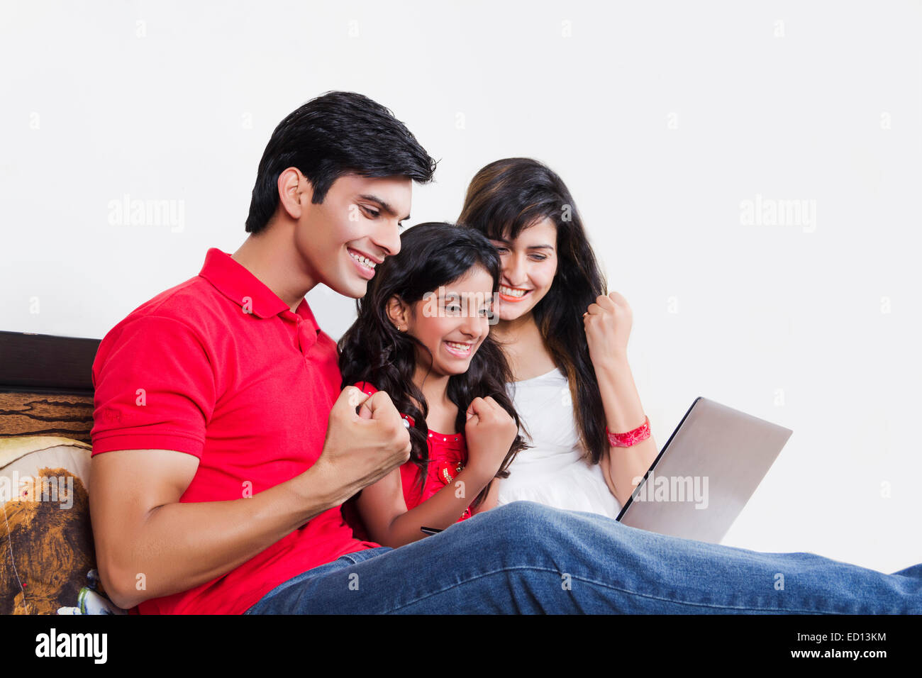 indischer Eltern mit Kinder Haus Laptop im Chat Stockfoto