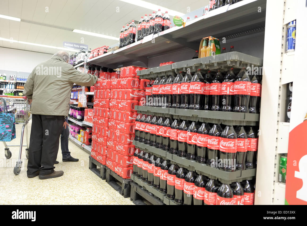 Reifer Kerl seine Coca Cola in einem Supermarkt in England auswählen. 23. Dezember 2014 Stockfoto