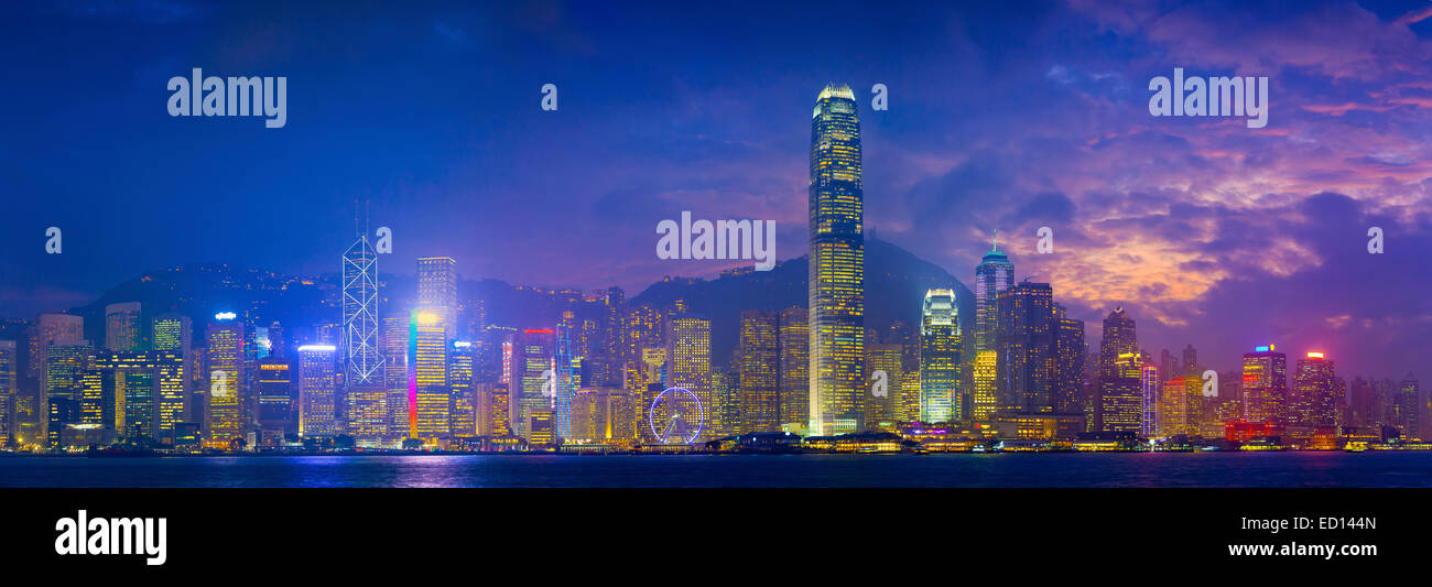 Hong Kong Panorama. Panorama-Bild von Hong Kong mit vielen Wolkenkratzern in dramatischen Sonnenuntergang. Stockfoto