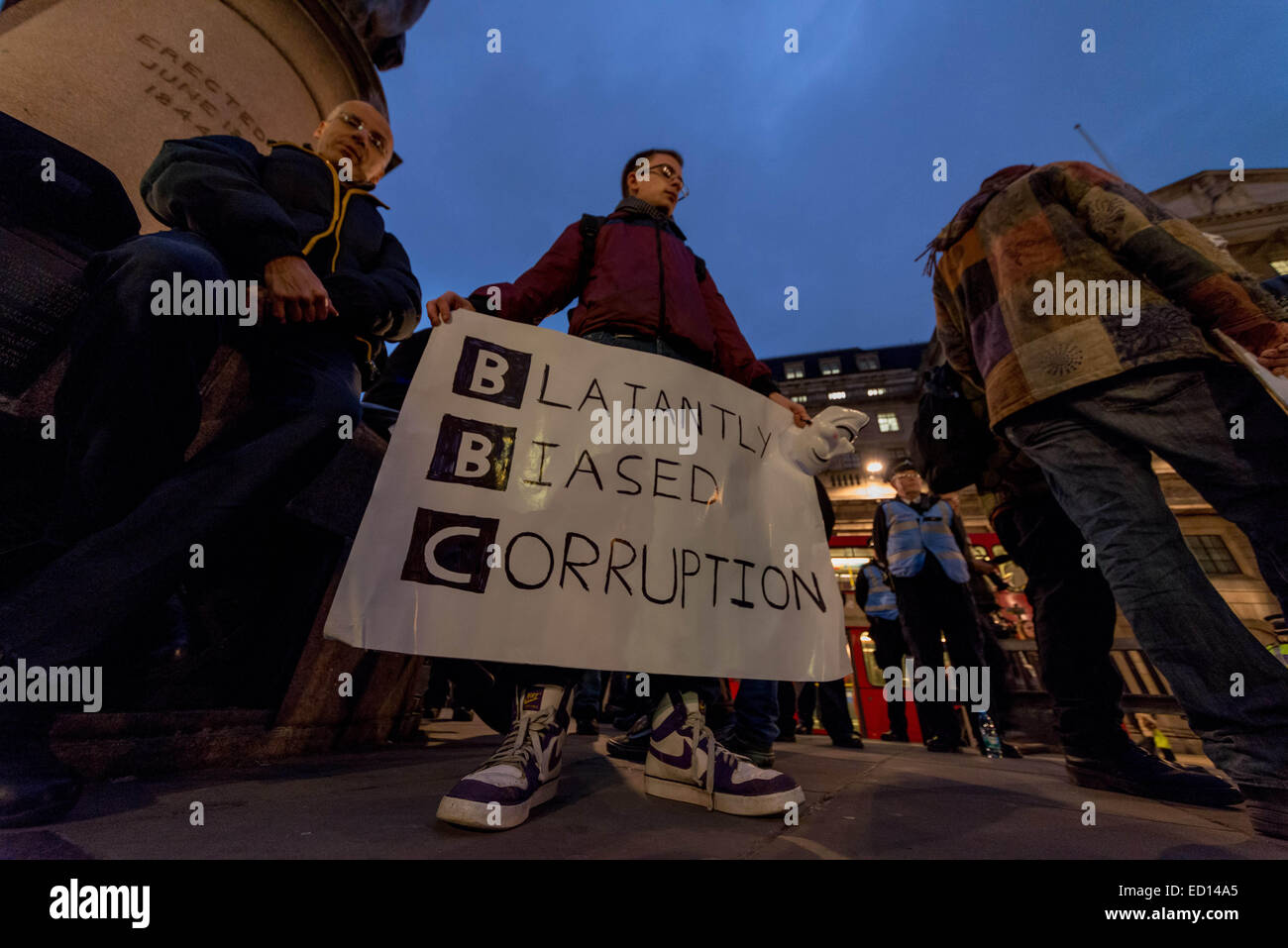London, UK. 23. Dezember 2014. Maskierte '' Anonymous'' Mitglieder marschieren Trog London an die BBC-zentrale, den Sender für seine '' voreingenommen '' reporting und die Beherbergung von mutmaßlichen pädophilen Jimmy Savile zuzuschlagen. Untersuchung ist für den dritten Zeit- und befeuerten Spekulationen verzögert, dass der Bericht der BBC '' heftige Turbulenzen '' bereiten wird. Bildnachweis: Velar Grant/ZUMA Wire/ZUMAPRESS.com/Alamy Live-Nachrichten Stockfoto