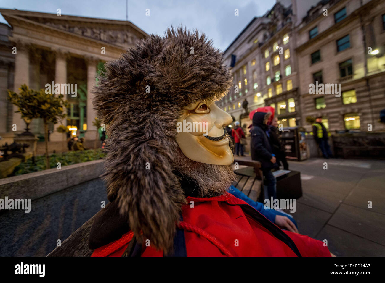 London, UK. 23. Dezember 2014. Maskierte '' Anonymous'' Mitglieder marschieren Trog London an die BBC-zentrale, den Sender für seine '' voreingenommen '' reporting und die Beherbergung von mutmaßlichen pädophilen Jimmy Savile zuzuschlagen. Untersuchung ist für den dritten Zeit- und befeuerten Spekulationen verzögert, dass der Bericht der BBC '' heftige Turbulenzen '' bereiten wird. Bildnachweis: Velar Grant/ZUMA Wire/ZUMAPRESS.com/Alamy Live-Nachrichten Stockfoto