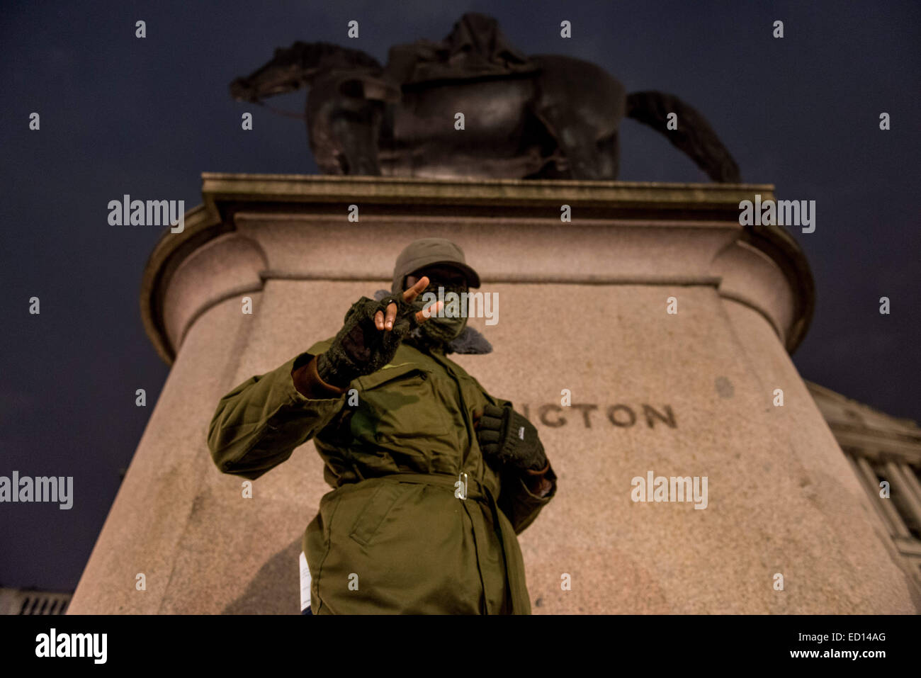 London, UK. 23. Dezember 2014. Maskierte '' Anonymous'' Mitglieder marschieren Trog London an die BBC-zentrale, den Sender für seine '' voreingenommen '' reporting und die Beherbergung von mutmaßlichen pädophilen Jimmy Savile zuzuschlagen. Untersuchung ist für den dritten Zeit- und befeuerten Spekulationen verzögert, dass der Bericht der BBC '' heftige Turbulenzen '' bereiten wird. Bildnachweis: Velar Grant/ZUMA Wire/ZUMAPRESS.com/Alamy Live-Nachrichten Stockfoto