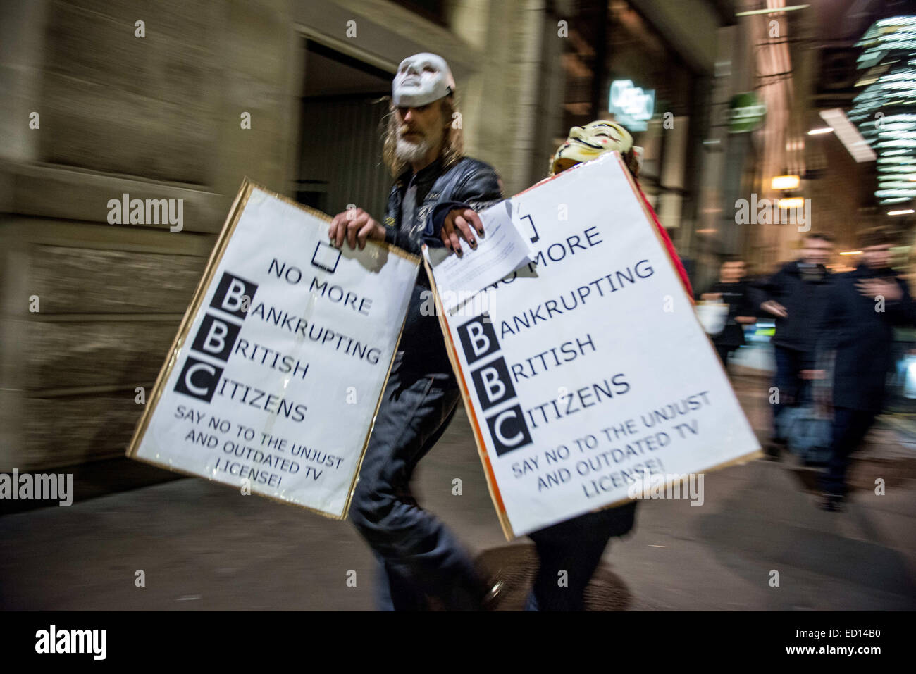 London, UK. 23. Dezember 2014. Maskierte '' Anonymous'' Mitglieder marschieren Trog London an die BBC-zentrale, den Sender für seine '' voreingenommen '' reporting und die Beherbergung von mutmaßlichen pädophilen Jimmy Savile zuzuschlagen. Untersuchung ist für den dritten Zeit- und befeuerten Spekulationen verzögert, dass der Bericht der BBC '' heftige Turbulenzen '' bereiten wird. Bildnachweis: Velar Grant/ZUMA Wire/ZUMAPRESS.com/Alamy Live-Nachrichten Stockfoto