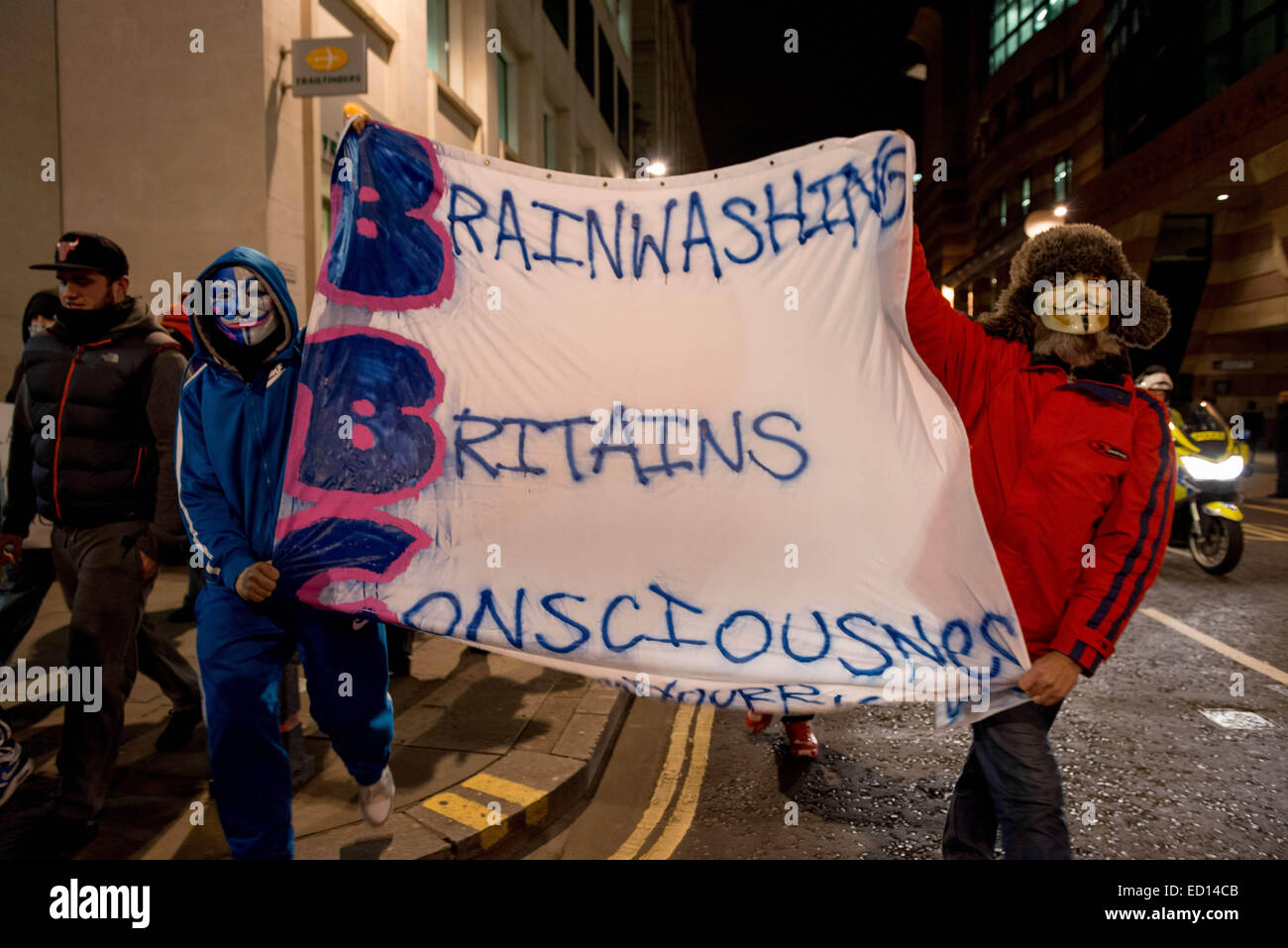 London, UK. 23. Dezember 2014. Maskierte '' Anonymous'' Mitglieder marschieren Trog London an die BBC-zentrale, den Sender für seine '' voreingenommen '' reporting und die Beherbergung von mutmaßlichen pädophilen Jimmy Savile zuzuschlagen. Untersuchung ist für den dritten Zeit- und befeuerten Spekulationen verzögert, dass der Bericht der BBC '' heftige Turbulenzen '' bereiten wird. Bildnachweis: Velar Grant/ZUMA Wire/ZUMAPRESS.com/Alamy Live-Nachrichten Stockfoto