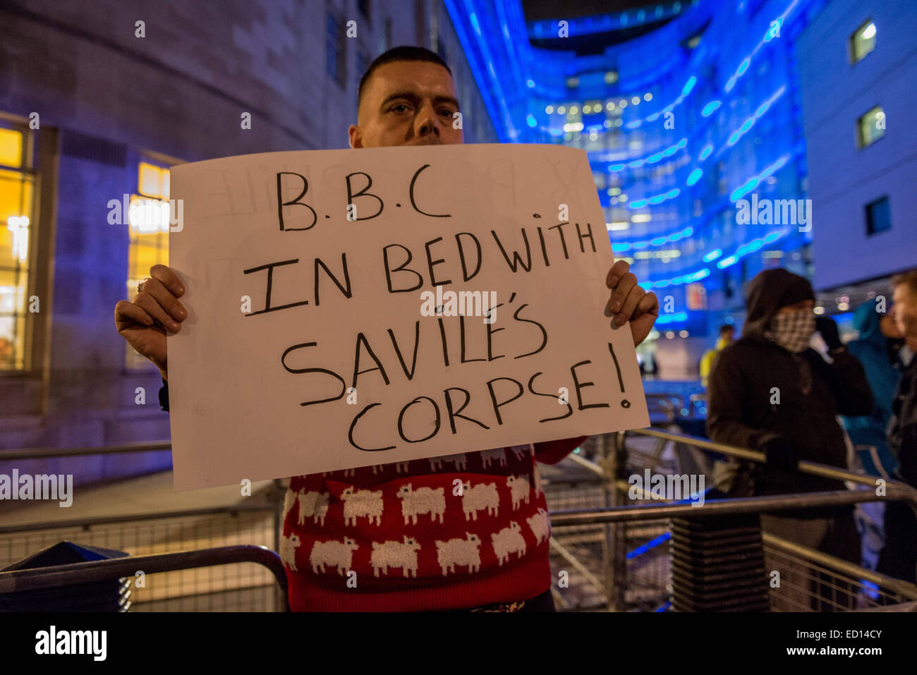 London, UK. 23. Dezember 2014. Maskierte '' Anonymous'' Mitglieder marschieren Trog London an die BBC-zentrale, den Sender für seine '' voreingenommen '' reporting und die Beherbergung von mutmaßlichen pädophilen Jimmy Savile zuzuschlagen. Untersuchung ist für den dritten Zeit- und befeuerten Spekulationen verzögert, dass der Bericht der BBC '' heftige Turbulenzen '' bereiten wird. Bildnachweis: Velar Grant/ZUMA Wire/ZUMAPRESS.com/Alamy Live-Nachrichten Stockfoto