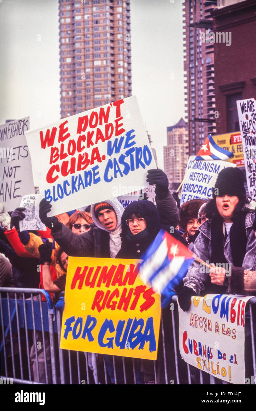 Demonstranten marschieren durch Midtown Manhattan in New York für Freiheit für Kuba, gesehen am 29. Januar 1992 demonstriert. Präsident Barack Obama eine Änderung in die US-Außenpolitik, die wirtschaftliche Beziehungen mit Kuba und Leichtigkeit Tourismus aus den USA (© Richard B. Levine) re Institut wird vorgestellt Stockfoto
