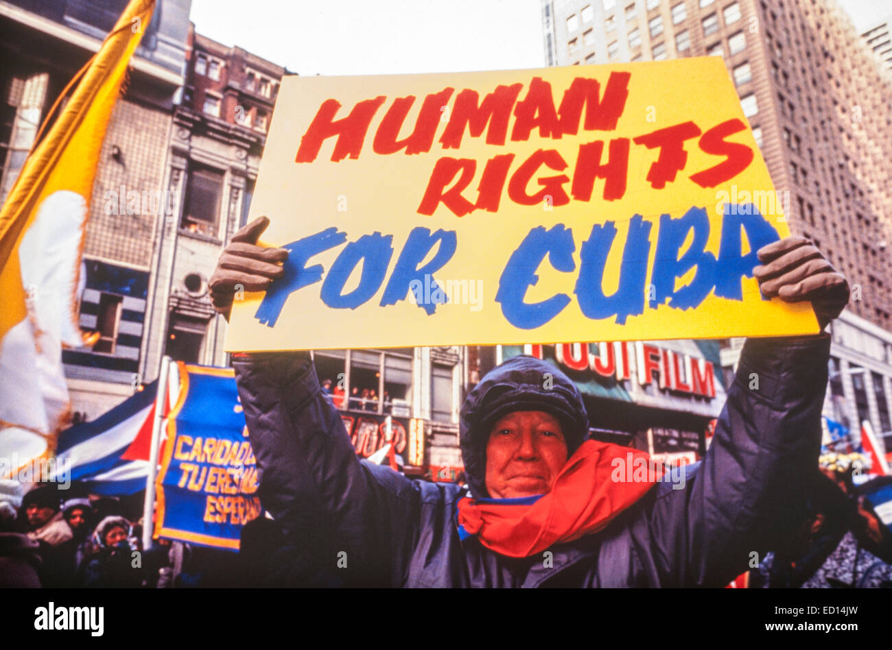 Demonstranten marschieren durch Midtown Manhattan in New York für Freiheit für Kuba, gesehen am 29. Januar 1992 demonstriert. Präsident Barack Obama eine Änderung in die US-Außenpolitik, die wirtschaftliche Beziehungen mit Kuba und Leichtigkeit Tourismus aus den USA (© Richard B. Levine) re Institut wird vorgestellt Stockfoto