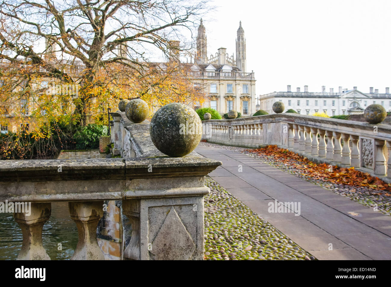 Clare Brücke über den Fluss Cam im Herbst mit Clare Collage im Hintergrund, Cambridge Cambridgeshire England United Kingdom Stockfoto