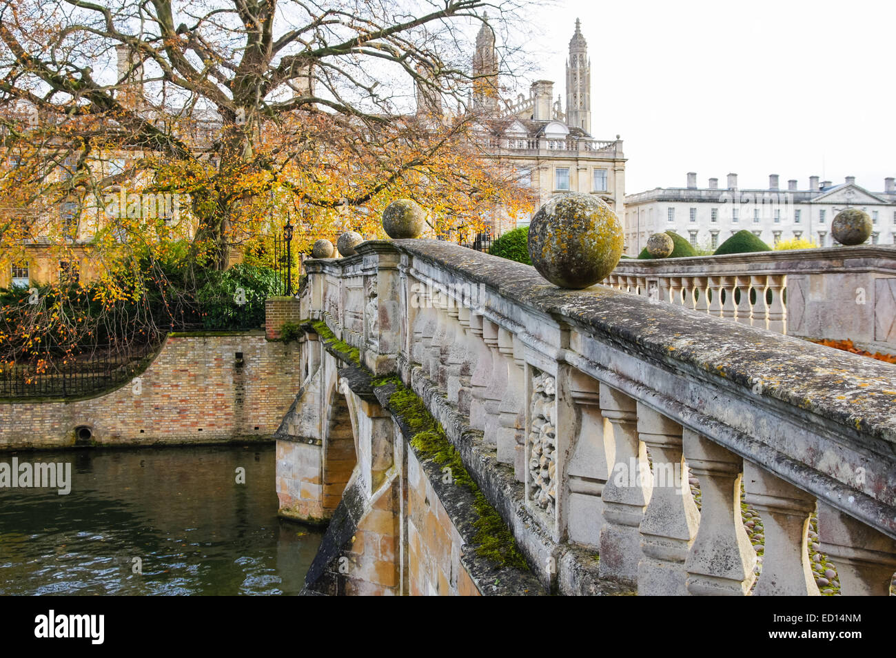 Clare Bridge über den Fluss Cam im Herbst mit Clare Collage im Hintergrund, Cambridge England Großbritannien Stockfoto