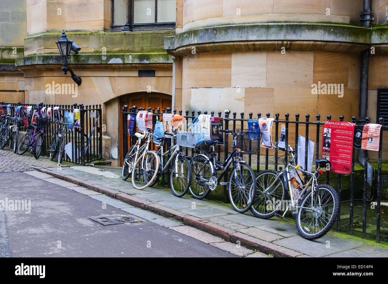 Fahrräder parken auf dem Bürgersteig in Cambridge Cambridgeshire England Vereinigtes Königreich Großbritannien Stockfoto