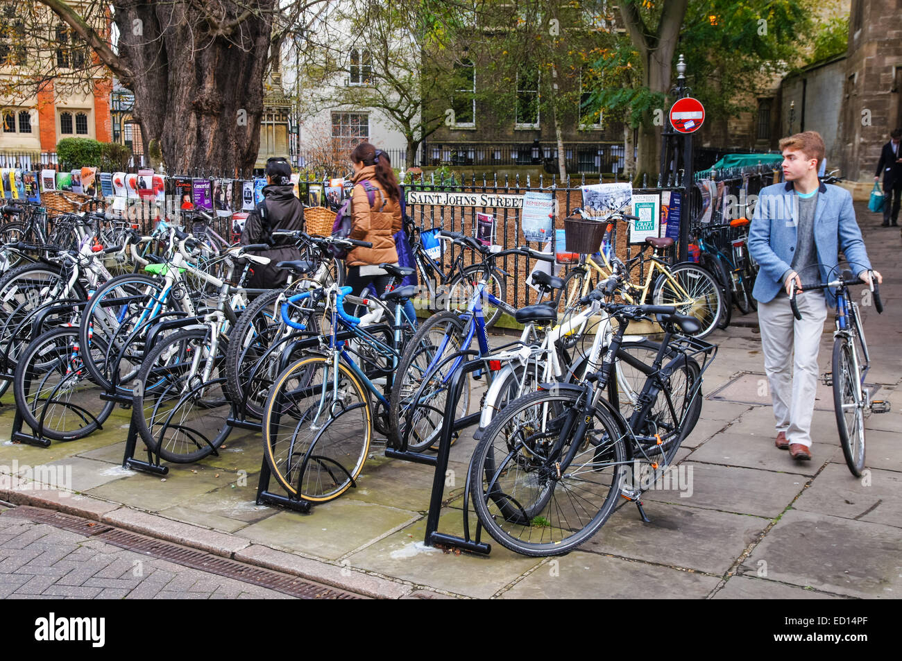Fahrräder parkten auf einem Fahrradträger in Cambridge Cambridgeshire England Vereinigtes Königreich Großbritannien Stockfoto