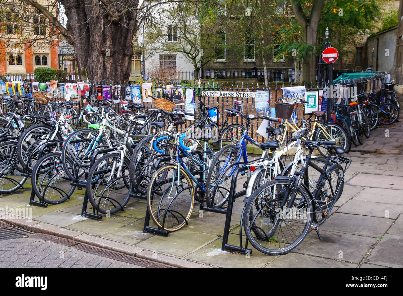 Fahrräder parkten auf einem Fahrradträger in Cambridge Cambridgeshire England Vereinigtes Königreich Großbritannien Stockfoto