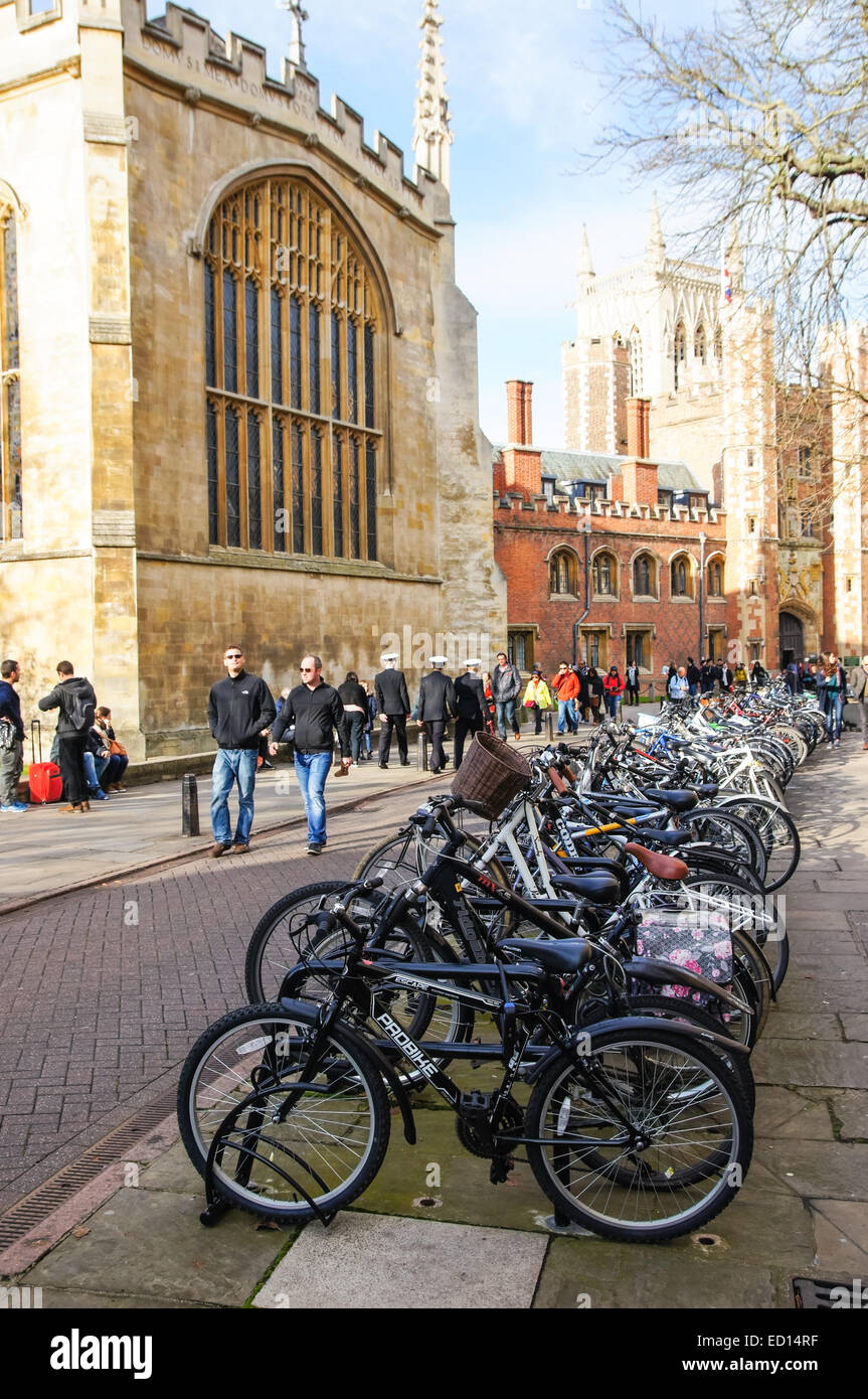 Fahrräder geparkt an einem Fahrradständer neben Radweg in Cambridge Cambridgeshire England Vereinigtes Königreich Großbritannien Stockfoto