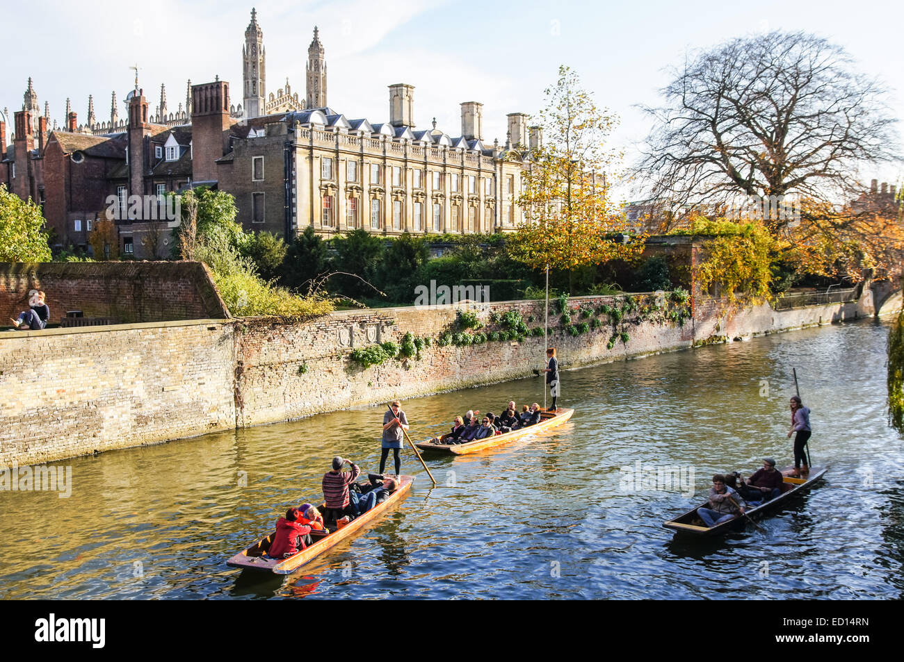 Menschen, die auf dem River Cam in Cambridge mit Clare College Gebäude im Hintergrund, Cambridgeshire England Großbritannien Stockfoto