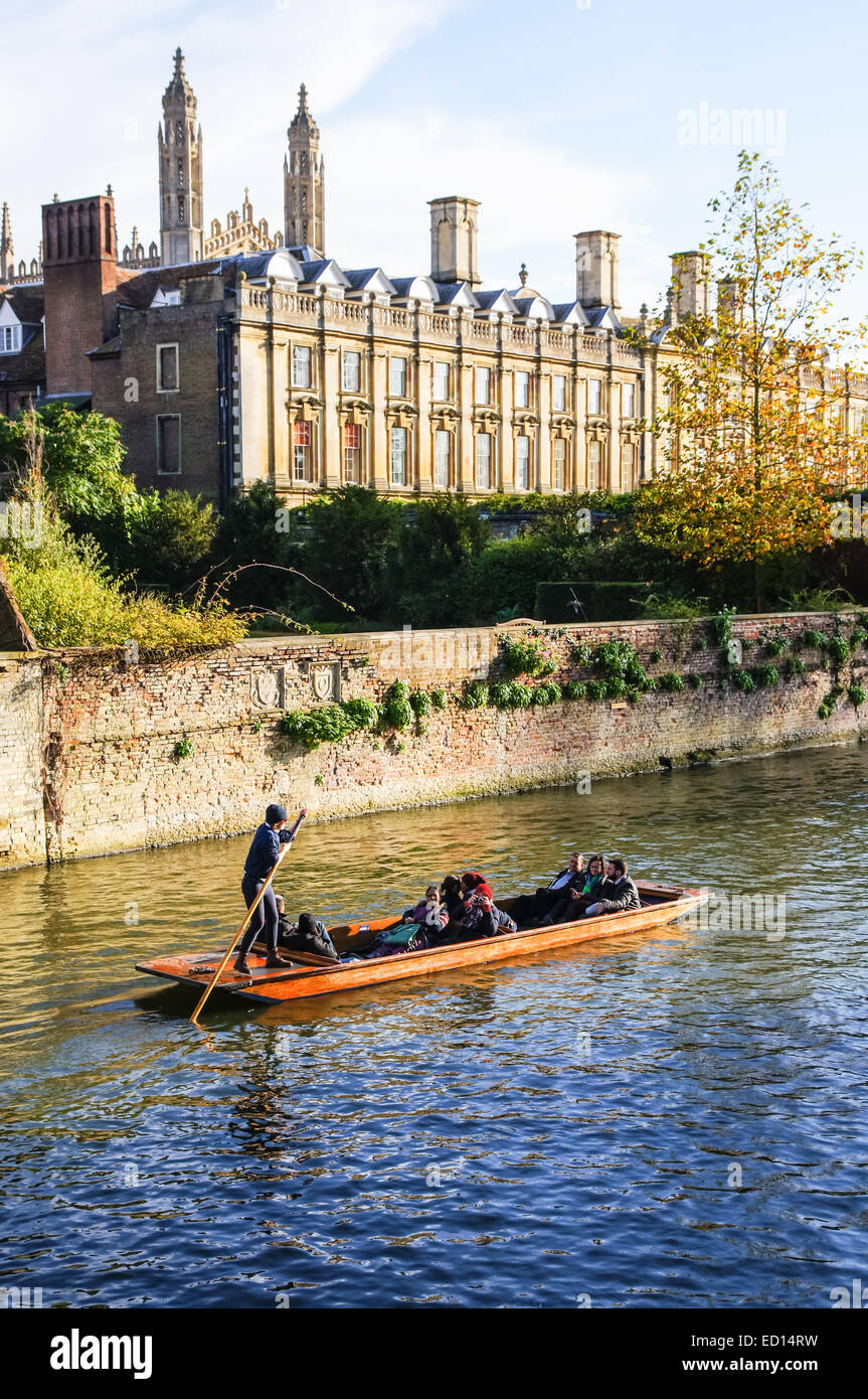 Menschen, die auf dem River Cam in Cambridge mit Clare College Gebäude im Hintergrund, Cambridgeshire England Großbritannien Stockfoto