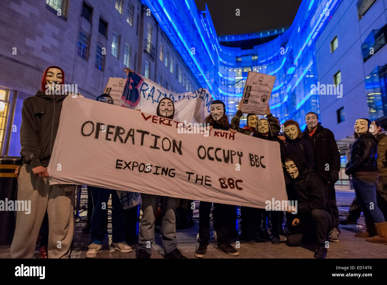 London, UK. 23. Dezember 2014. Maskierte '' Anonymous'' Mitglieder marschieren Trog London an die BBC-zentrale, den Sender für seine '' voreingenommen '' reporting und die Beherbergung von mutmaßlichen pädophilen Jimmy Savile zuzuschlagen. Untersuchung ist für den dritten Zeit- und befeuerten Spekulationen verzögert, dass der Bericht der BBC '' heftige Turbulenzen '' bereiten wird. Bildnachweis: Velar Grant/ZUMA Wire/ZUMAPRESS.com/Alamy Live-Nachrichten Stockfoto